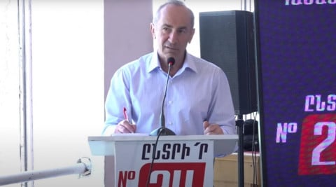 Փայտե տնակների հարցը կլուծվի. Քոչարյանը՝ Աշոցքի բնակչին