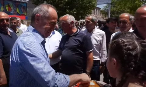 Ռոբերտ Քոչարյանին աղ ու հացով դիմավորեցին Վարդենիսում