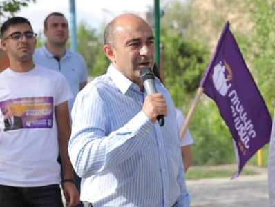 «Լուսավոր Հայաստանը» հանդես է գալիս փողոց ընդհանրապես դուրս գալը բացառելու համատեքստում. Մարուքյան