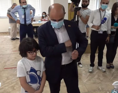 Քվեարկել եմ հանուն համերաշխության. Մարուքյանն ընտրության էր եկել որդու հետ