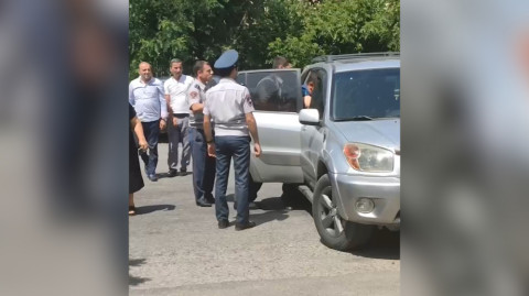 Ոստիկանները բռնի ուժով բերման են ենթարկում «Հայաստան» դաշինքի շտաբի պետին