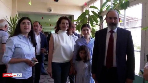 Նիկոլ Փաշինյանը քվեարկության էր եկել ընտանիքի հետ. նա որեւէ հարցի չպատասխանեց