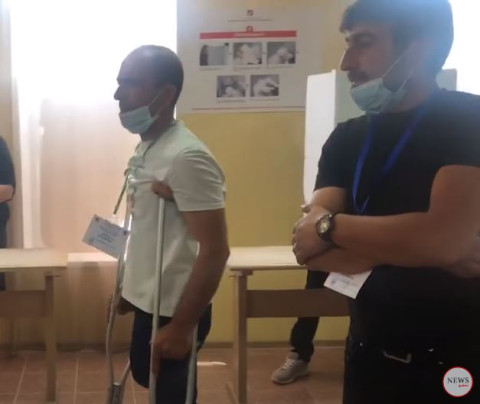 Նորատուսի 19/11 ընտրական տեղամասում ուղղորդում են ընտրողներին քվեախցերի մոտ