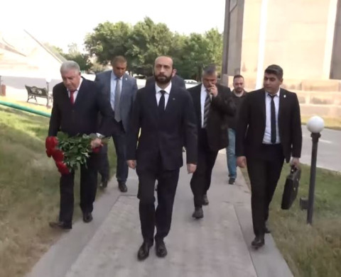 Նախքան քվեարկելը Արարատ Միրզոյանն այցելել է Եռաբլուր