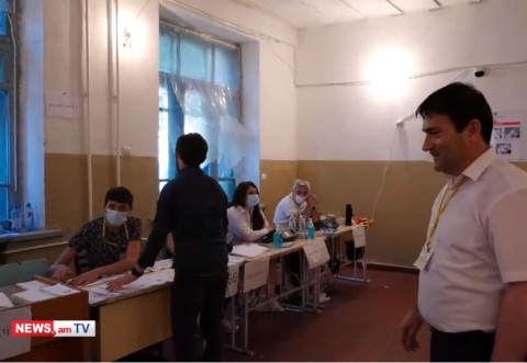 Քամու հետեւանքով քվեաթերթիկները թափեցին գետնին