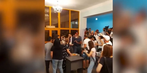Ոստիկանները ընտրատեղամասից դուրս հանեցին Դանիել Իոաննիսյանին