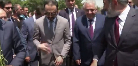 Փաշինյանին բարեւելուց հետո Ավինյանը ձեռքը մաքրեց