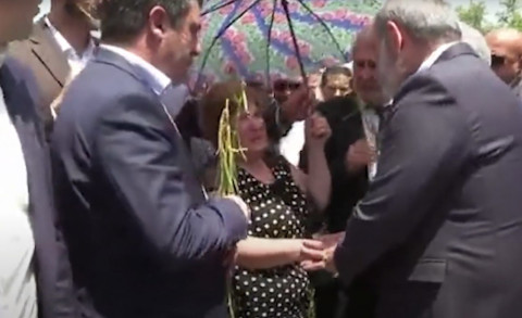 Էրեխիս որ կորցրի, չուզեցի քեզ էլ կորցնել. զոհվածի մայրը` Եռաբլուր այցելած Փաշինյանին