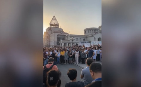 «Հեռացի΄ր». Ստեփանակերտի Վերածննդի հրապարակում պահանջում են Արայիկ Հարությունյանի հրաժարականը