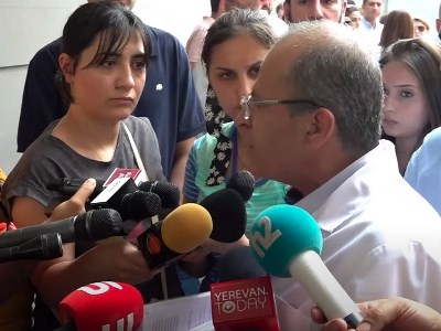 Թթվածնային դիմակով է պառկած, ճնշման տատանումներ ունի. բժիշկը՝ Արմեն Չարչյանի առողջական վիճակի մասին