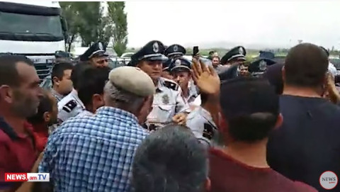 Քաշքշուք ոստիկանների եւ Երևան–Արմավիր մայրուղին փակած՝ ոռոգման ջրի խնդրից բողոքող գյուղացիների միջև
