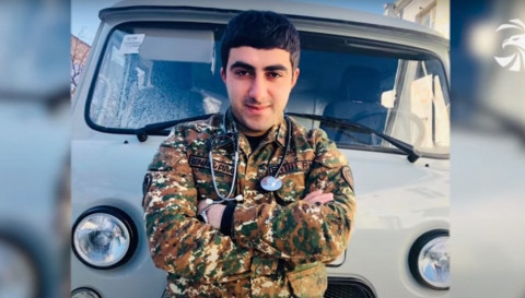 Վիրավոր զինվորը արցունքներն աչքերին ստիպում էր իրեն դուրս գրեմ, որ հասնի ընկերներին. ռազմական բժիշկ
