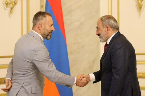 Նիկոլ Փաշինյանը հանդիպել է «Միասնական հայրենիք» կուսակցության առաջնորդ Մհեր Տերտերյանին