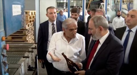Փաշինյանն այցելել է «Շշի Մելոյին» պատկանող գործարան