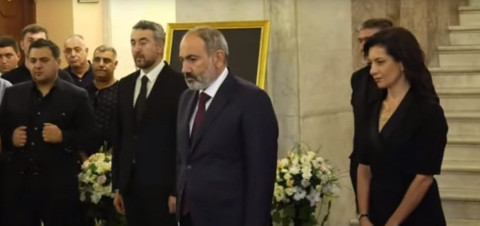 Փաշինյանը տիկնոջ հետ ներկաէ գտնվել Ջիվան Գասպարյանի վերջին հրաժեշտին