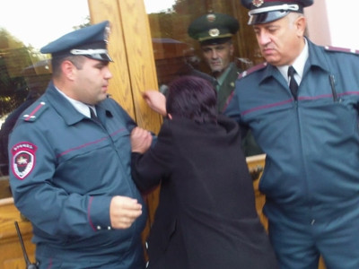 Ֆիրդուսի նախկին բնակչուհին փորձեց ներխուժել Կառավարության շենք