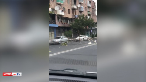 Արտաշիսյան փողոցում քամին 2 սյուն է տապալել