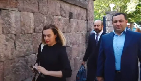 Լենա Նազարյանն ամուսնու հետ եկավ Ազգային ժողով. նա հրաժարվեց հարցերի պատասխանել