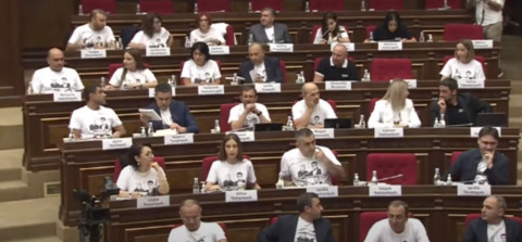 «Հայաստան» դաշինքն ԱԺ է եկել կալանավորված համայնքապետերի լուսանկարներով շապիկներով