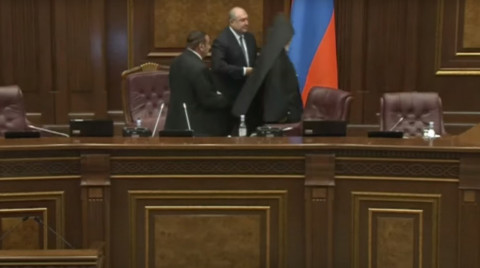 Անհարմար իրավիճակ ԱԺ նիստին. Գարեգին Բ–ն հեռացավ առանց ձեռքսեղման, Հասանովի ձեռքը մնաց օդում