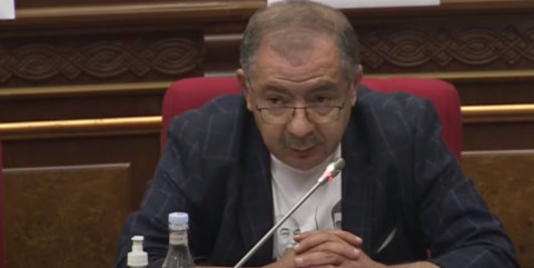 ԱԺ դահլիճում 71 անձ կա, որ մեկ մարդու պատանդ է. Աղվան Վարդանյան