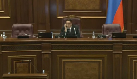 Կնյազ Հասանովը նիստի ժամանակ պատասխանեց հեռախոսազանգի