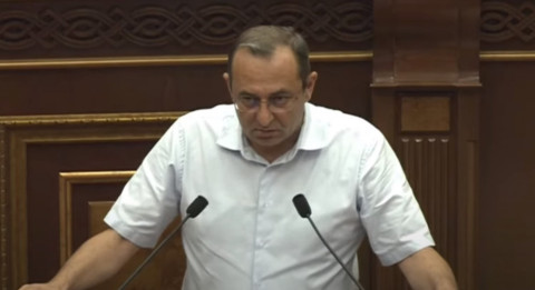 «Ծափ տվեք արա» բանաձեւն եք կիրառում. Արծվիկ Մինասյանը՝ իշխող խմբակցությանը