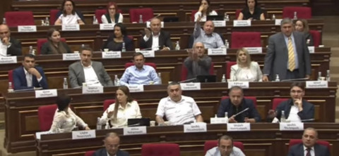 «Ուղիղ սպառնում եք». թեժ վիճաբանություն Վաղարշակ Հակոբյանի ու «Հայաստանի» պատգամավորների միջեւ