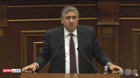 Ծնգո՞ւմ է, որ պողպատե մանդատներով մտնում եք ԱԺ. Արթուր Խաչատրյանը հեգնեց
