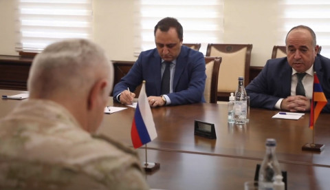 Արշակ Կարապետյանն ու Ռուստամ Մուրադովը քննարկել են իրադրությունը հայ-ադրբեջանական սահմանին