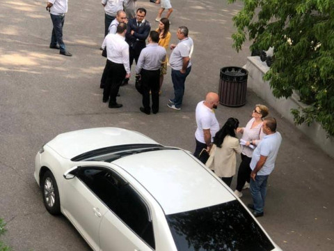 Կենդանաբանական այգու աշխատակիցներից ոմանք ի նշան բողոքի լքում են տնօրենի ներկայացման միջոցառումը