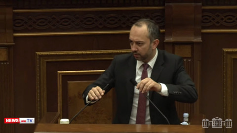 Ես Նավալնու հետ կապված որեւէ դրվագ չունեմ, որ դուք ինձ նման հարց տաք. Աղաջանյանը բարկացավ