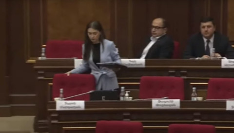 «Կապիտուլյանտ Նիկոլը». Ալեն Սիմոնյանն անջատեց Աննա Մկրտչյանի խոսախողը եւ դուրս հրավիրեց ԱԺ դահլիճից