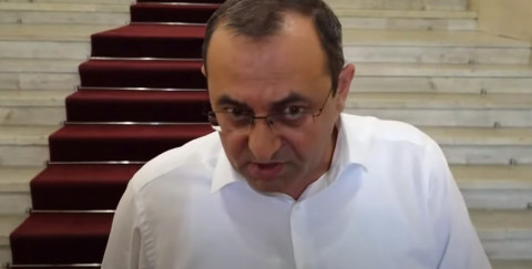 Ալեն Սիմոնյանն իրեն մանկապարտեզի դաստիարակի պես է պահում. Արծվիկ Մինասյանը՝ միջադեպի մասին