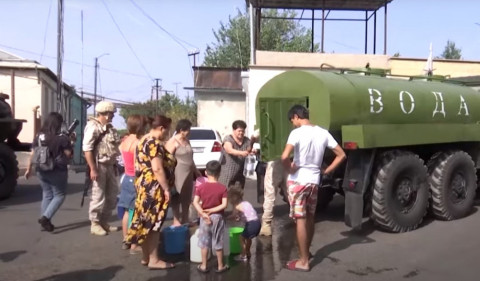 Ռուս խաղաղապահները ջուր են մատակարարում արցախցիներին