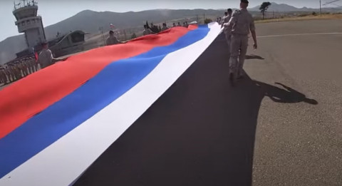 Արցախում խաղաղապահները ցուցադրել են 50 մետրանոց ռուսական դրոշը