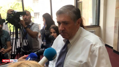 ԱԺ-ում ընդմիջմանը ծեծկռտուք է սկսվել, Արծվիկ Մինասյանի վերնաշապիկն են պատռել. Արթուր Խաչատրյան