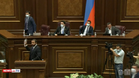 Խելոք պահի, քեզ արա. ԱԺ–ում կրքերը թեժացան, պատգամավորները միմյանց խփեցին շշերով