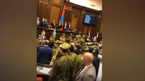 Եթե ձեր տեղը չեք զբաղեցնում, կարող եք մանդատից հրաժարվել. Ալեն Սիմոնյանը հանդարտեցում է կրքերը