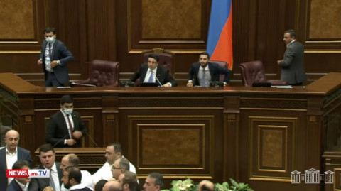 Քաշքշուկ եւ հայհոյանքներ Վահե Հակոբյանի ելույթի ժամանակ