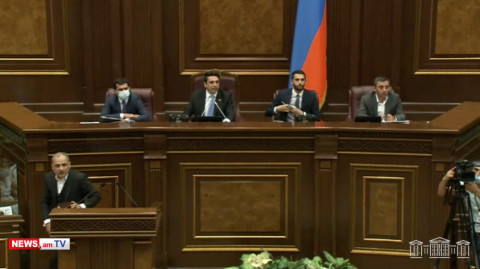 Շիշ շպրտե՞մ պարոն Օհանյանի նման. ԱԺ–ում կրկին կրքերը թեժացան