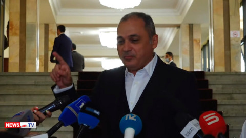 «Երալաշն» ա, խաչակնքվում ենք, գնանք նիստին. Վահե Հակոբյանը կատակեց