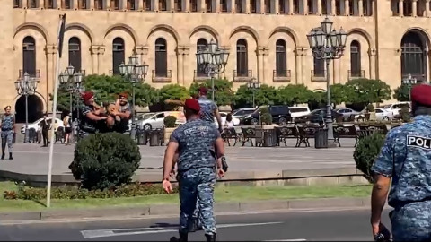 «Նիկոլ հեռացիր» գոռալու համար երիտասարդին ոստիկանները բերման ենթարկեցին