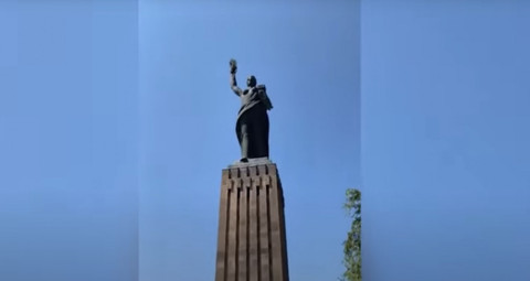 Փաշինյանի աջակիցը կոչ է անում «քանդել» Մայր Հայաստանի արձանը. քանդակագործի թոռնուհու արձագանքը