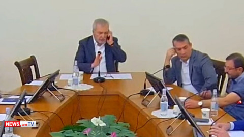 «Հանգիստ եղեք». Անդրանիկ Քոչարյանը նիստի ժամանակ պատասխանեց հեռախոսազանգի