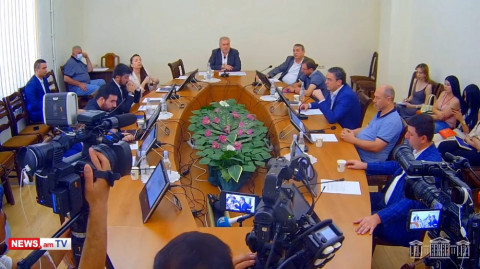 Ինձ վրա հարվածած շիշն ընդամենն ուղարկել եմ հետ. Ղազինյանը՝ Անդրանիկ Քոչարյանին