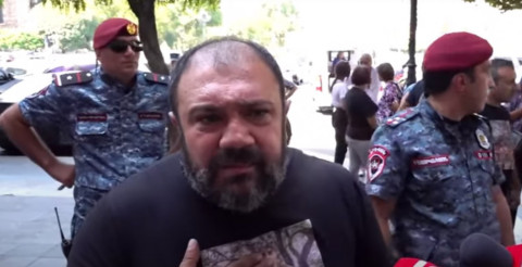 Երեխուս գերեզմանի քարերը չկան, քանդել են, նկարը գետնին ընկած ա. զոհված զինծառայողի ծնող