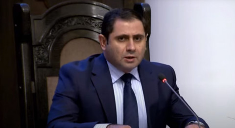 Պապիկյանը շնորհավորեց Արցախի անկախության օրվա առթիվ, Արայիկ Հարությունյանին էլ՝ ծննդյան օրվա