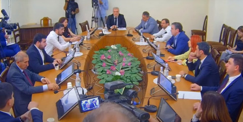 Ես չեմ պատրաստվում լքել խրամատը. Ղազինյանը՝ ՔՊ–ական պատգամավորին