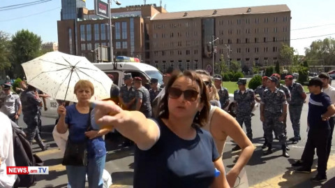 «Մաքուր ֆաշիստ եք, կնոջ վրա ա մենակ ուժերդ հերիքում». ցուցարարը՝ ոստիկաններին